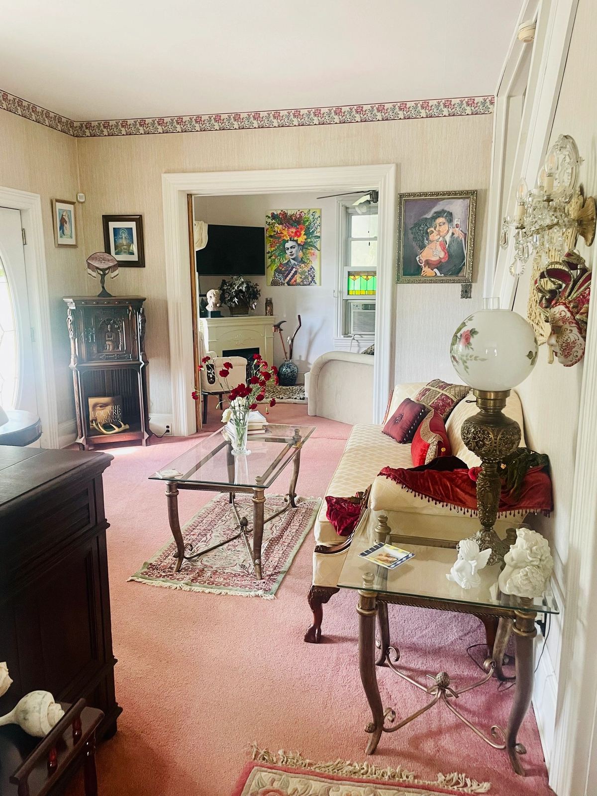The parlor at Angel of Jim Thorpe, a sitting room with pink carpet and vintage furnishings